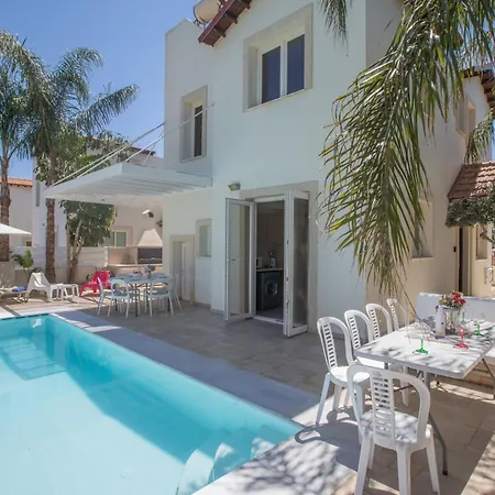 3 Schlafzimmer Mit Pool Und Teilweise Meerblick *