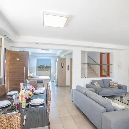 3 Schlafzimmer Mit Pool Und Teilweise Meerblick Hébergement de vacances