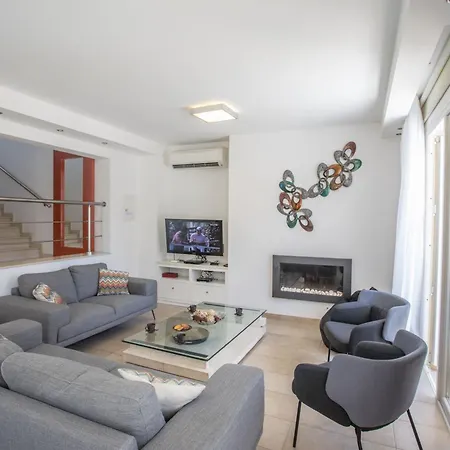 בית נופש 3 Schlafzimmer Mit Pool Und Teilweise Meerblick